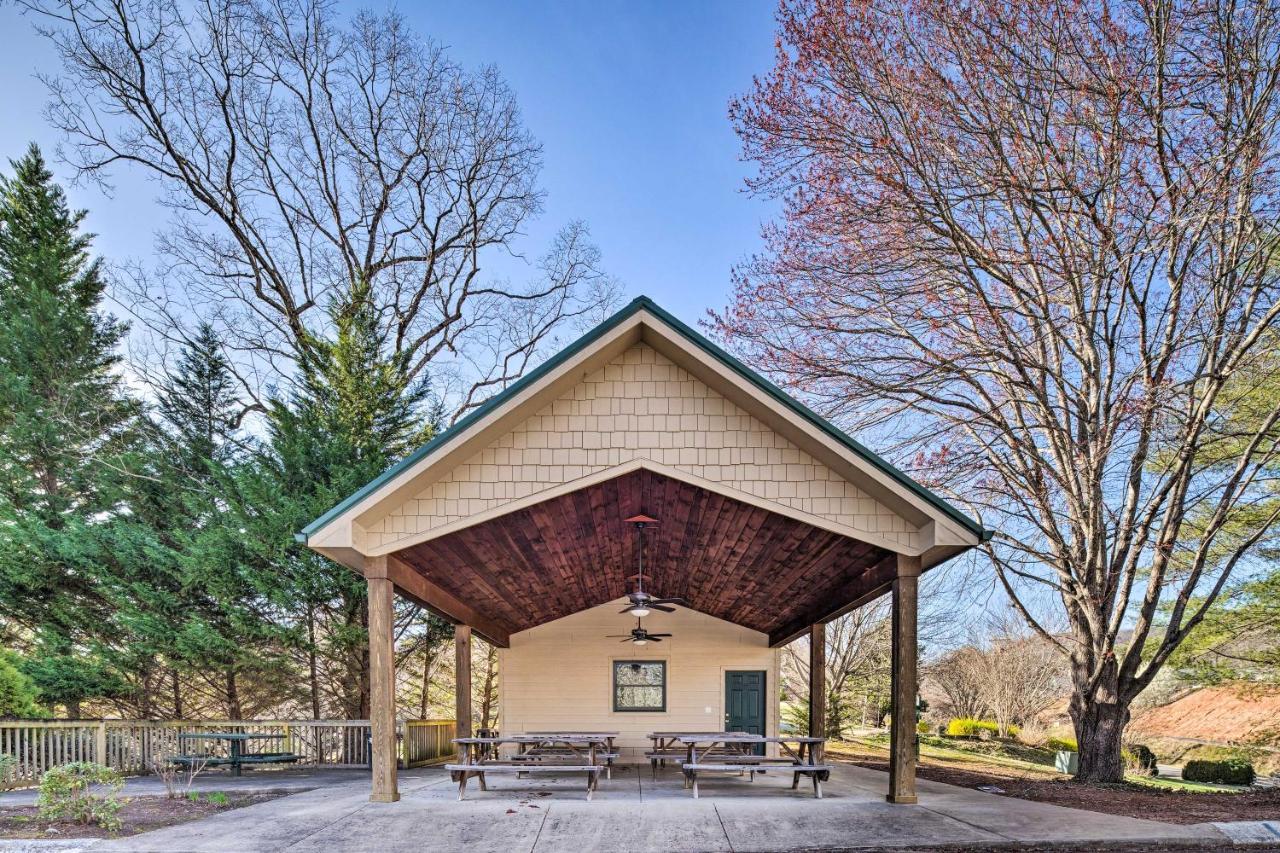 Lake Lure Studio With Private Balcony And Pool Access! Luaran gambar